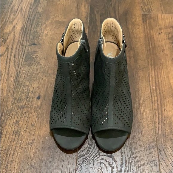 Peep toe booties - Picture 2 of 5